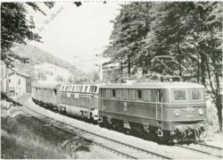 gemeinsam bergan. 1141.07 und diesellokomotive 2020.01 auf der semmeringrampe