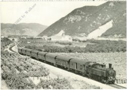 lokomotive 93.1309 mit personenzug auf der fahrt durch die wachau