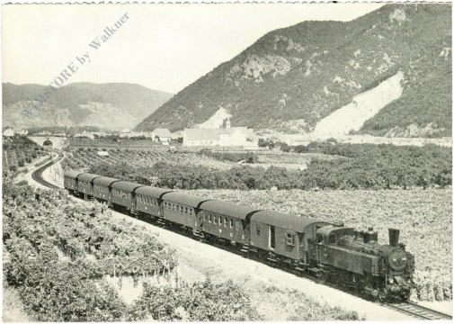 lokomotive 93.1309 mit personenzug auf der fahrt durch die wachau lokomotive 93.1309 mit personenzug auf der fahrt durch die wachau