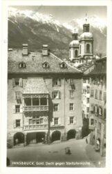 innsbruck, gold. dachl gegen stadtpfarrkirche