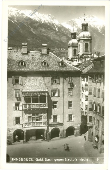 innsbruck, gold. dachl gegen stadtpfarrkirche