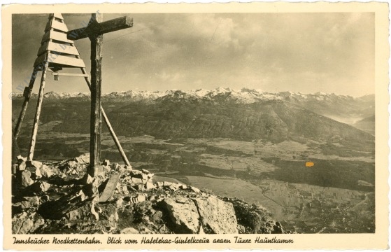 innsbruck, innsbrucker nordkettenbahn, blick vom hafelekar gipfelkreuz gegen tuxer hauptkamm