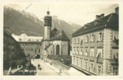 innsbruck, burggraben und hofkirche mit nordkette