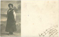 dame in tracht