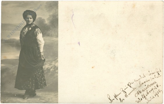 dame in tracht