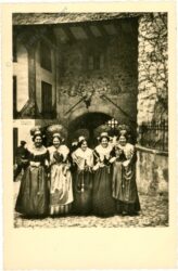frauen in tracht
