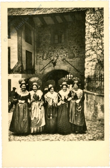 frauen in tracht