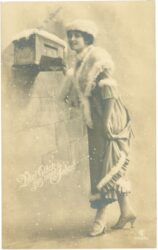 neujahr dame beim briefkasten