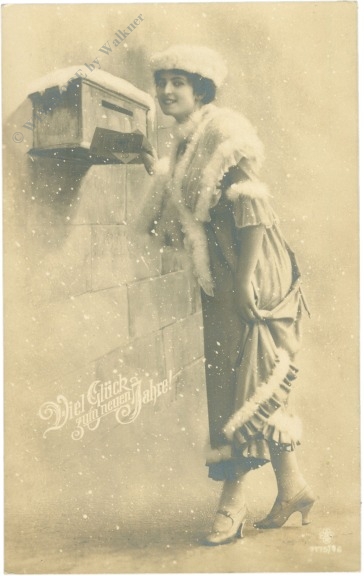neujahr dame beim briefkasten