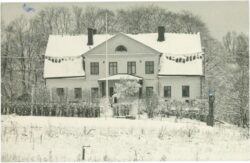 eingeschneites haus