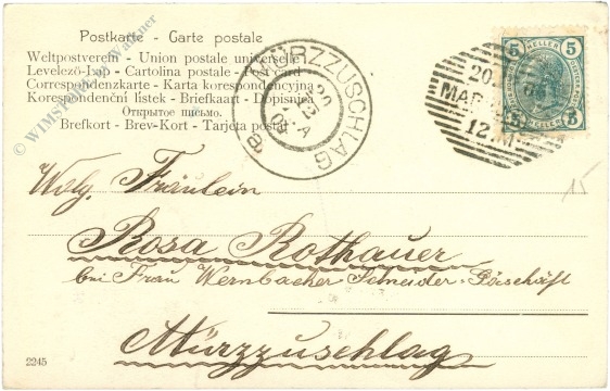 weihnachten: kind beim christbaum