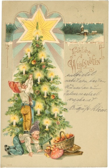 weihnachten: zwerge schmücken den christbaum