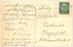 weihnachten: christbaumzweig mit notenblatt