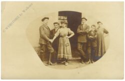 familie vor dem haus
