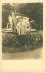 familie vor denkmal