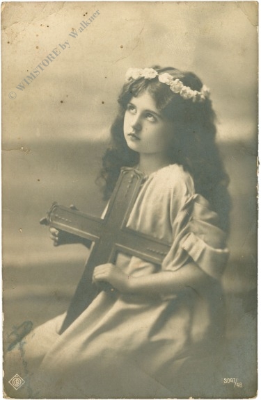 mädchen mit kreuz