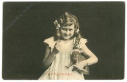 mädchen mit hasenpuppe
