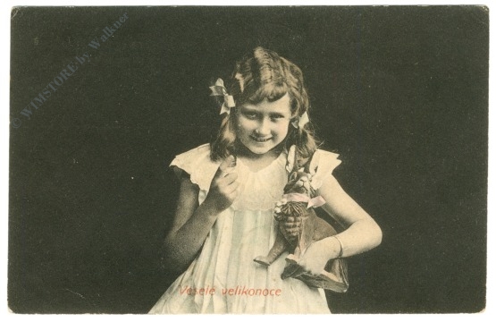 mädchen mit hasenpuppe