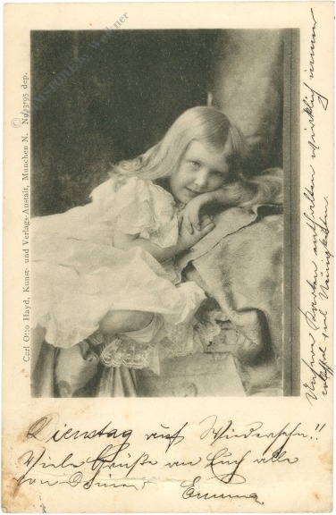 mädchen auf bett