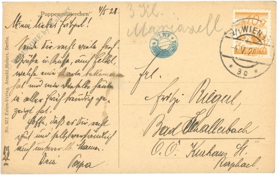 mädchen mit puppe