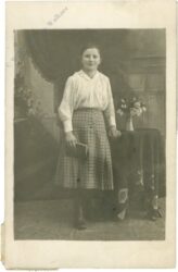 dame am tisch stehend