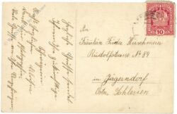 dame am tisch stehend