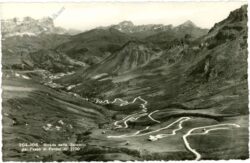 dolomiti: strada delle dolomiti dal passo di pordoi