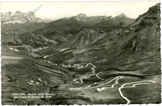 dolomiti: strada delle dolomiti dal passo di pordoi