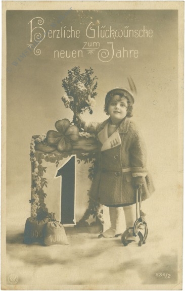 neujahr mädchen mit glücksbringer