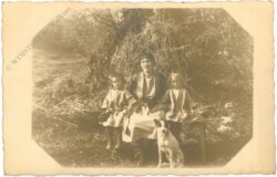 mutter mit kinder und hund