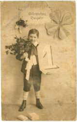 neujahr bub mit glücksbringer