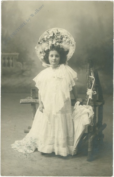 mädchen mit schirm