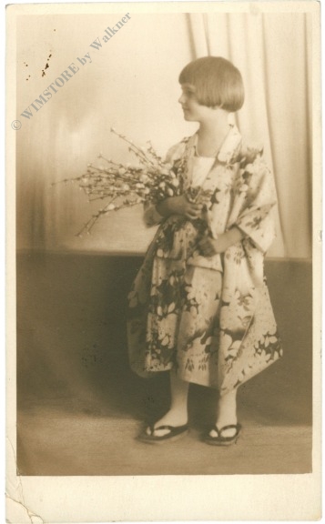 mädchen mit zweigen
