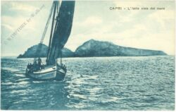 capri, l'isola vista dal mare