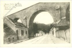 baden, karlsgasse mit aquädukt, blick auf ruine rauheneck