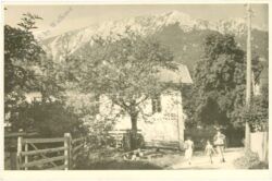 familie vor einem gasthaus