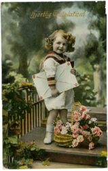 glückwünsche, kind mit umschlag und blumenkorb
