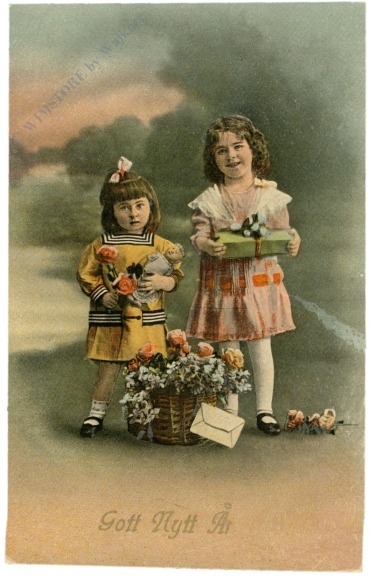 glückwünsche, zwei mädchen mit blumen
