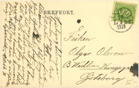 schwester versorgt den verletzten bruder