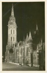 budapest, krönungskirche bei nacht