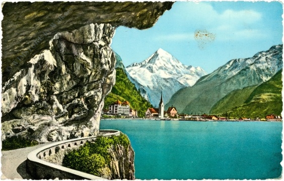 axenstrasse am vierwaldstättersee mit flüelen und bristenstock