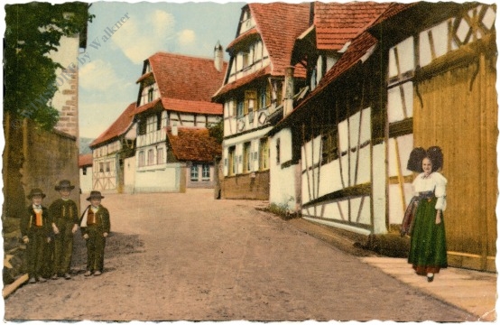 kinder und frau in tracht
