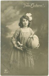 ostern, mädchen mit osterei und zweigen