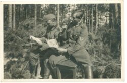 soldaten beim lesen soldaten beim lesen
