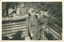 soldat beim telefonieren