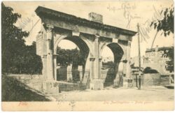 pula, das zwillingsthor