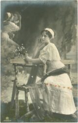 frau sitzt am tisch