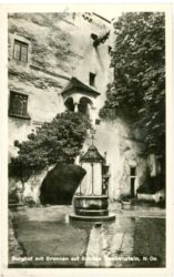 seebenstein, burghof mit brunnen auf schloss seebenstein