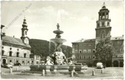 salzburg, residenzbrunnen, michaelikirche und glockenspiel
