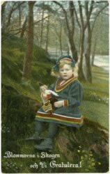 mädchen mit puppe im wald schickt glückwünsche